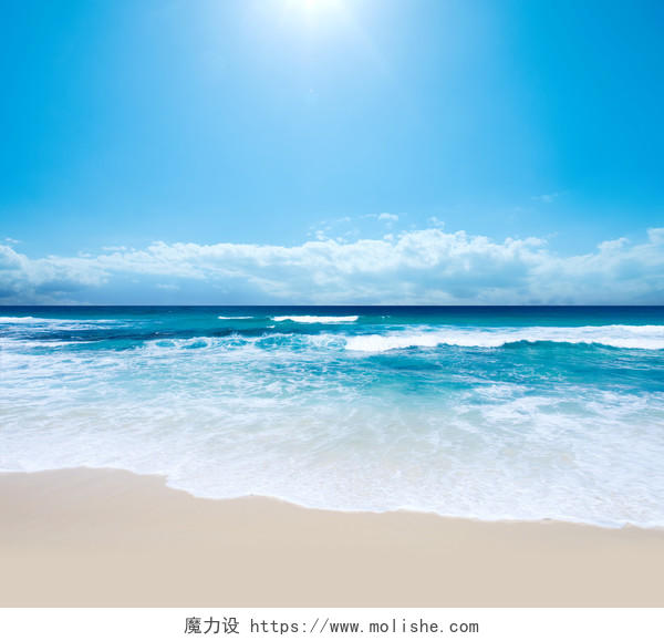 明媚晴朗蓝天沙滩海边海水海浪美景风景